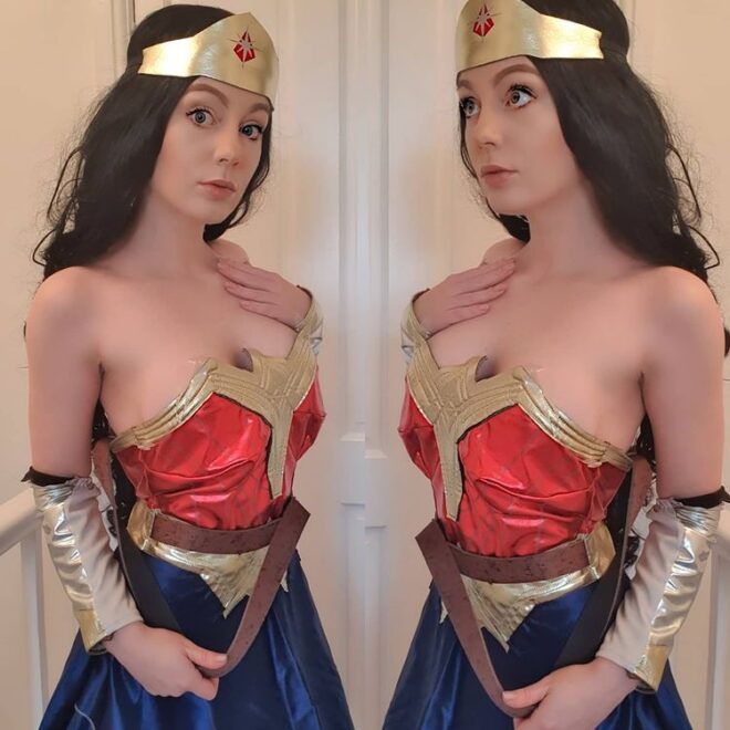 Hot Wonder Woman Cosplay Selfie