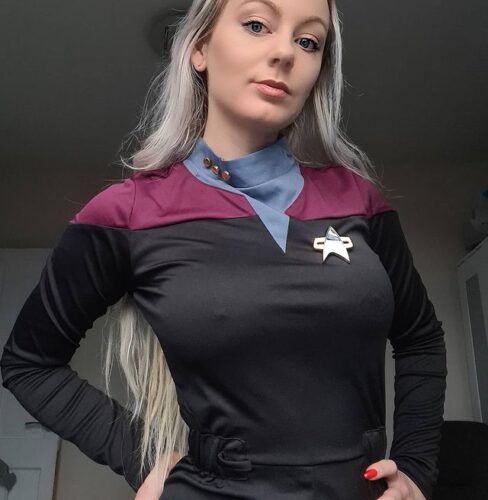 Chloxxhill is sexy Star Trek cosplay