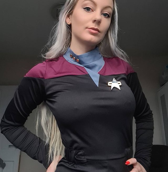 Chloxxhill is sexy Star Trek cosplay - Selfies.