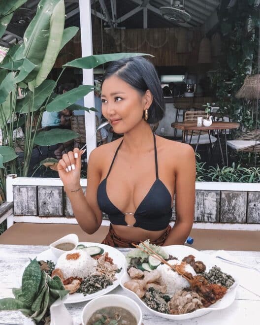 she happy coz these damn good

Comment your fav Indonesian food!!
Mine is def “G