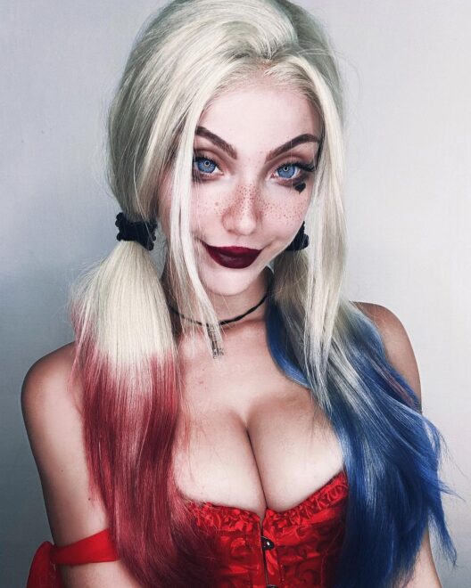 Harley Quinn here!   
Do you like my Harley Quinn cosplay?  what’s your favourit