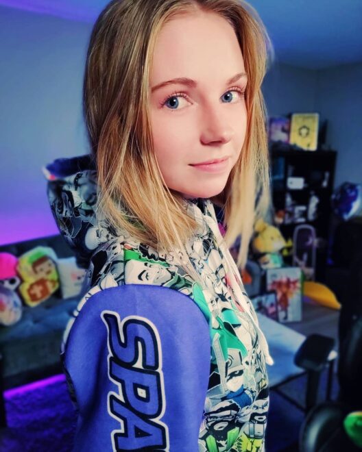 Live on Twitch before  tonight! 

Got my new hoodie in for the 200th episode cel