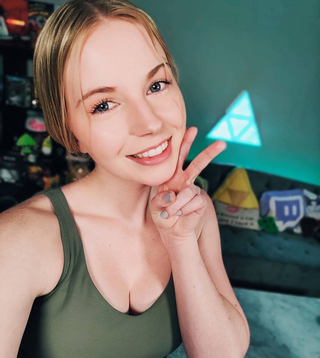 Happy Monday! How was your weekend?! I'm live on Twitch! I wanna chat with y'al 1