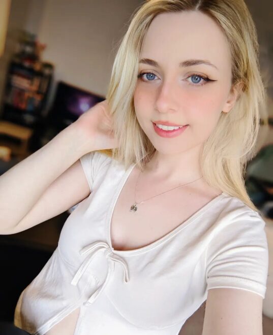 Hi I hope you’re doing well 
Live now hanging out with chat and trying Switch Sp